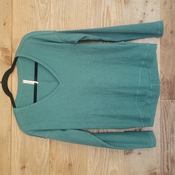 Anthropologie Tops - Anthropologie Willa Textured V-Neck Top Women’s Size XSmall Green Raw Seam